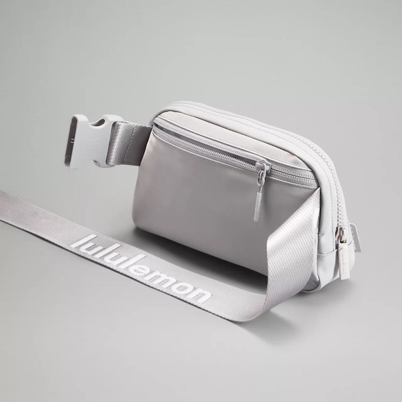 🍋NWT Lululemon Everywhere Belt Bag Silver Drop/White Wordmark - Picture 3 of 11